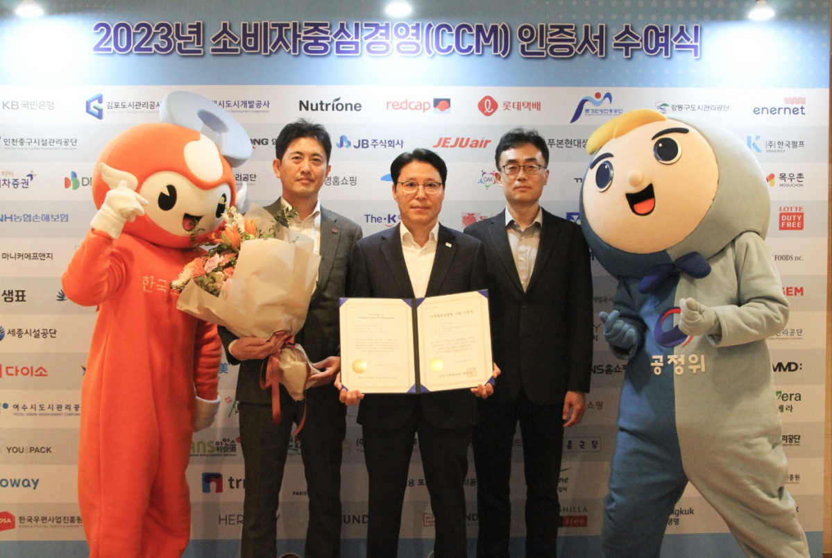 ▲오세일 흥국생명 소비자보호실장(가운데)과 임직원이 8일 서울 송파구 롯데호텔에서 진행한 ‘2023년 소비자중심경영 인증 수여식에서 기념촬영을 하고 있다.