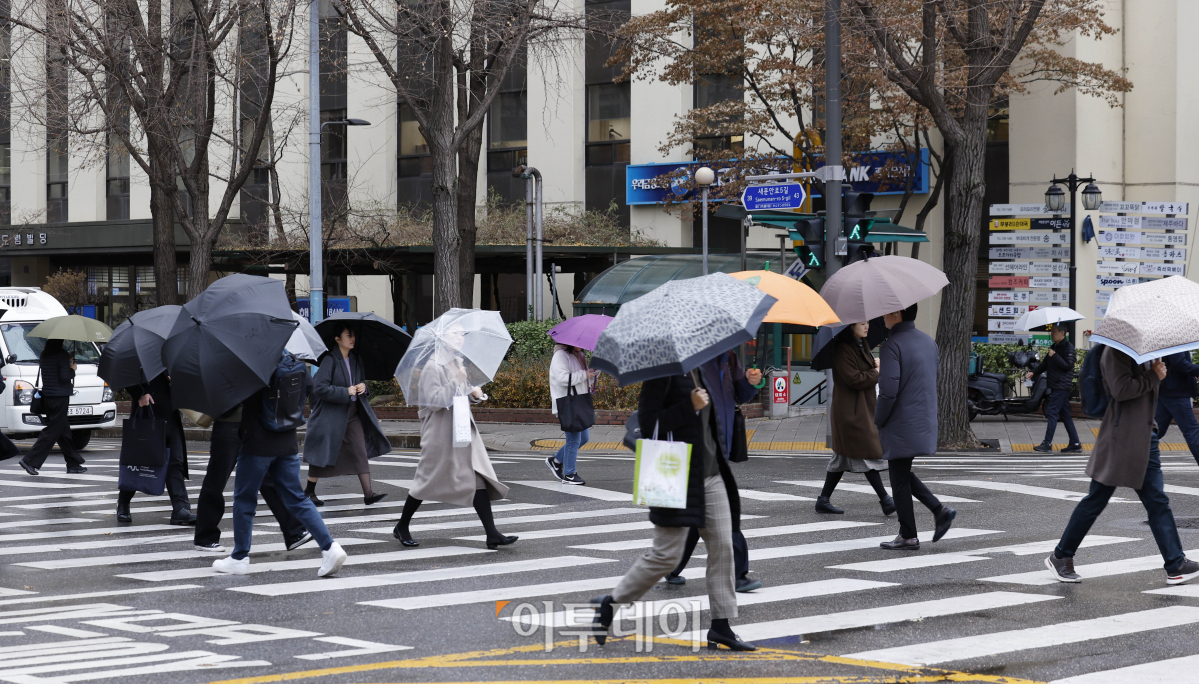 ▲전국 대부분 지역에 비가 내린 11일 오전 서울 종로구 경복궁역 일대에서 우산을 쓴 직장인들이 출근길 발걸음을 재촉하고 있다. 이날 기상청에 따르면 전국에 비가 내리다가 내일 오전에 대부분 그치겠으나, 강원영동과 전남권, 경남은 오후까지, 제주도는 저녁까지 이어질 것으로 보인다. 비와 함께 전국 대부분 지역에서 바람도 강하게 불며 순간 풍속 초속 15m 이상, 해안가와 제주도는 초속 20m 이상의 돌풍이 예상된다. 조현호 기자 hyunho@