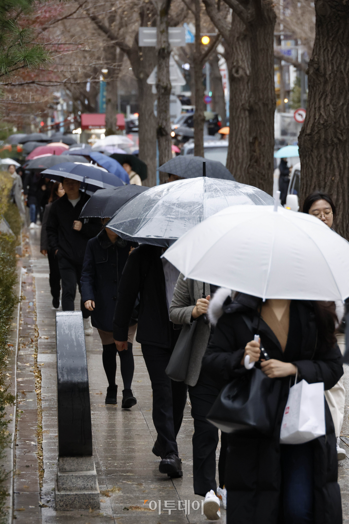 ▲전국 대부분 지역에 비가 내린 11일 오전 서울 종로구 경복궁역 일대에서 우산을 쓴 직장인들이 출근길 발걸음을 재촉하고 있다. 이날 기상청에 따르면 전국에 비가 내리다가 내일 오전에 대부분 그치겠으나, 강원영동과 전남권, 경남은 오후까지, 제주도는 저녁까지 이어질 것으로 보인다. 비와 함께 전국 대부분 지역에서 바람도 강하게 불며 순간 풍속 초속 15m 이상, 해안가와 제주도는 초속 20m 이상의 돌풍이 예상된다. 조현호 기자 hyunho@