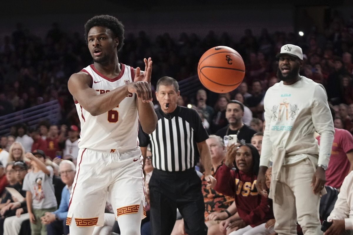 ▲브로니 제임스(사진 왼쪽)와 르브론 제임스 (AP/연합뉴스)