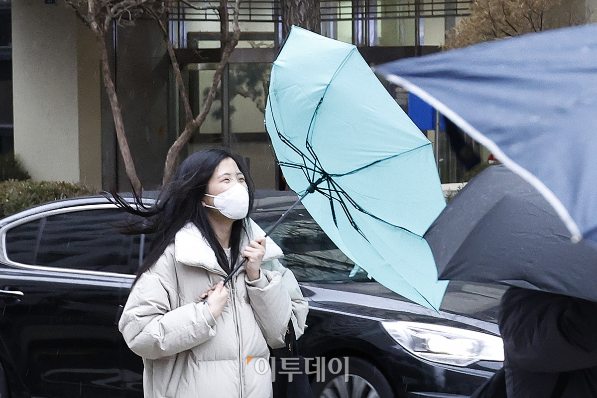 ▲전국 대부분 지역에 비가 내린 11일 오전 서울 종로구 경복궁역 일대에서 한 시민이 손에 든 우산이 바람에 뒤집히고 있다. 이날 기상청에 따르면 전국에 비가 내리다가 내일 오전에 대부분 그치겠으나, 강원영동과 전남권, 경남은 오후까지, 제주도는 저녁까지 이어질 것으로 보인다. 비와 함께 전국 대부분 지역에서 바람도 강하게 불며 순간 풍속 초속 15m 이상, 해안가와 제주도는 초속 20m 이상의 돌풍이 예상된다. 조현호 기자 hyunho@