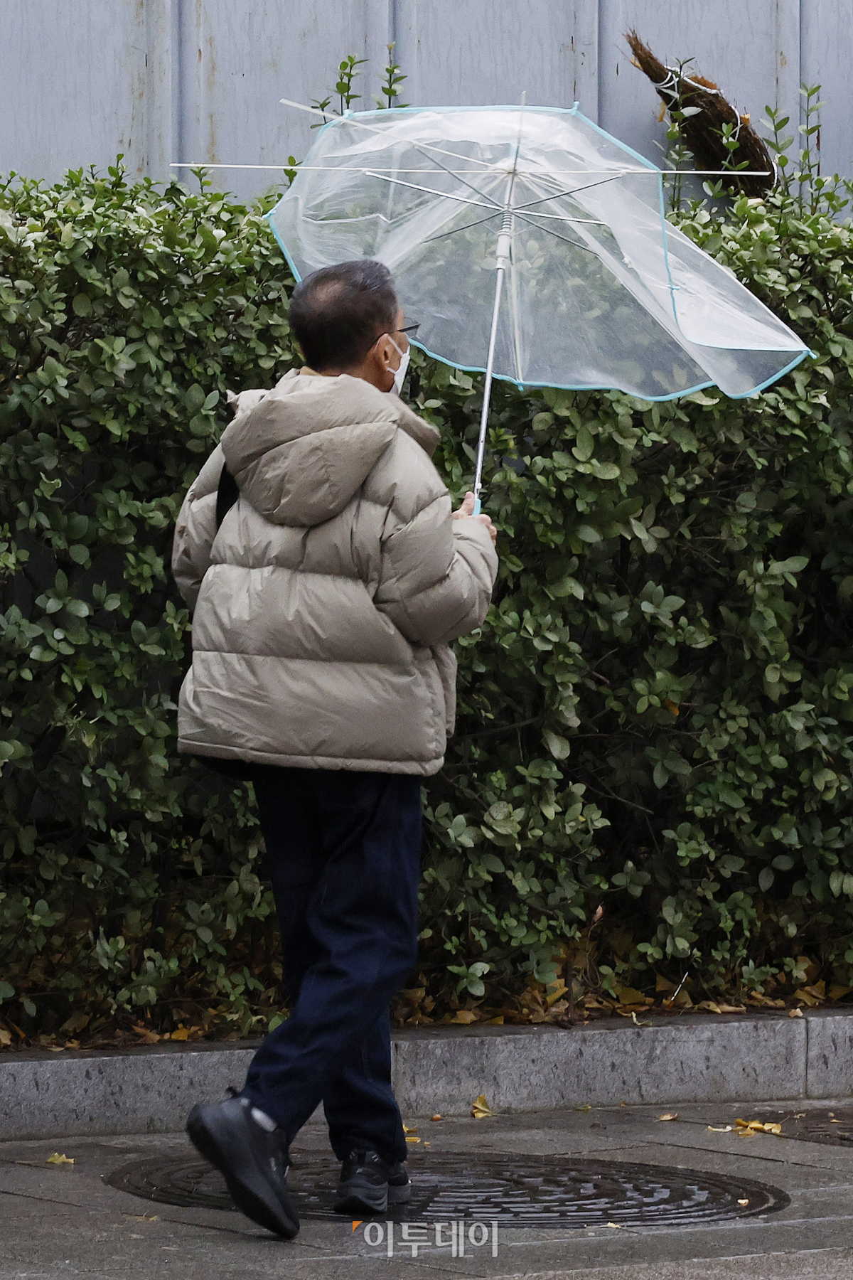 ▲전국 대부분 지역에 비가 내린 11일 오전 서울 종로구 경복궁역 일대에서 한 시민이 손에 든 우산이 바람에 뒤집혀 있다. 이날 기상청에 따르면 전국에 비가 내리다가 내일 오전에 대부분 그치겠으나, 강원영동과 전남권, 경남은 오후까지, 제주도는 저녁까지 이어질 것으로 보인다. 비와 함께 전국 대부분 지역에서 바람도 강하게 불며 순간 풍속 초속 15m 이상, 해안가와 제주도는 초속 20m 이상의 돌풍이 예상된다. 조현호 기자 hyunho@
