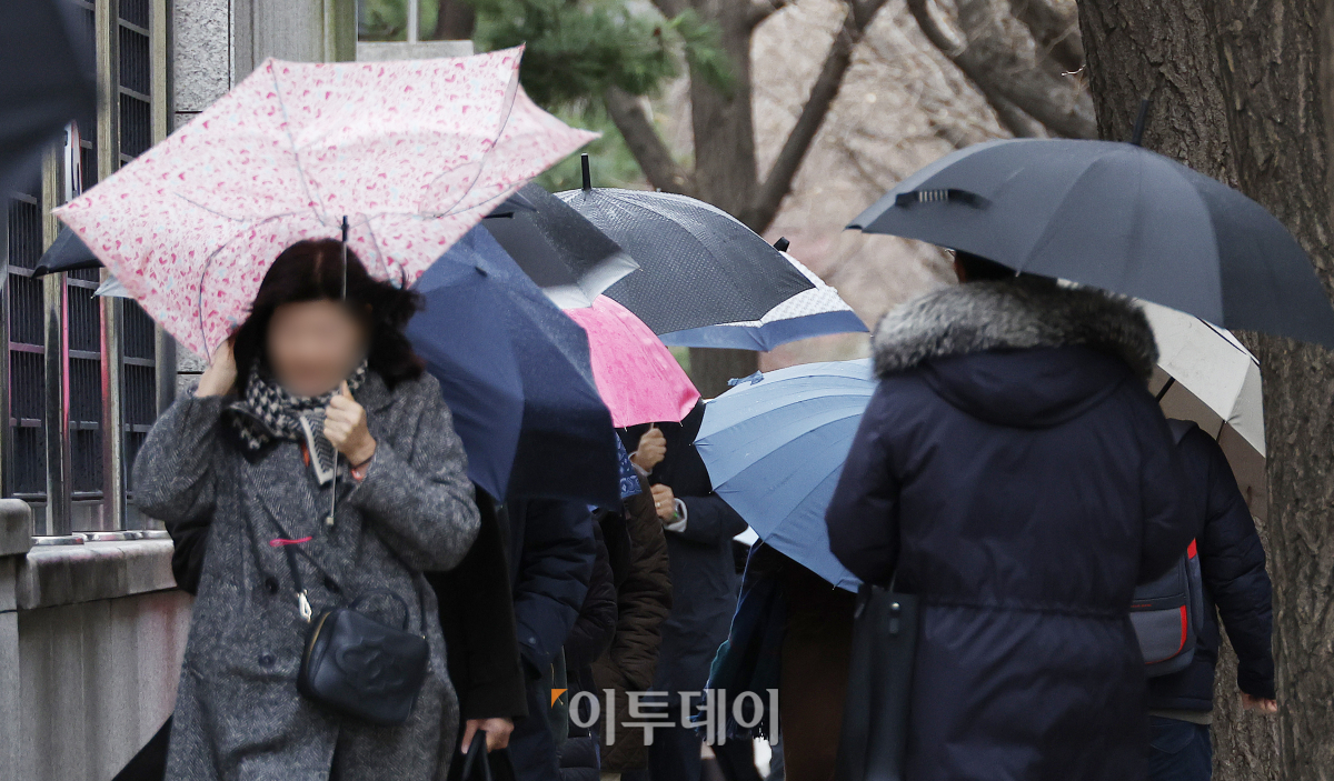 ▲전국 대부분 지역에 비가 내린 11일 오전 서울 종로구 경복궁역 일대에서 한 시민이 손에 든 우산이 바람에 뒤집히고 있다. 이날 기상청에 따르면 전국에 비가 내리다가 내일 오전에 대부분 그치겠으나, 강원영동과 전남권, 경남은 오후까지, 제주도는 저녁까지 이어질 것으로 보인다. 비와 함께 전국 대부분 지역에서 바람도 강하게 불며 순간 풍속 초속 15m 이상, 해안가와 제주도는 초속 20m 이상의 돌풍이 예상된다. 조현호 기자 hyunho@