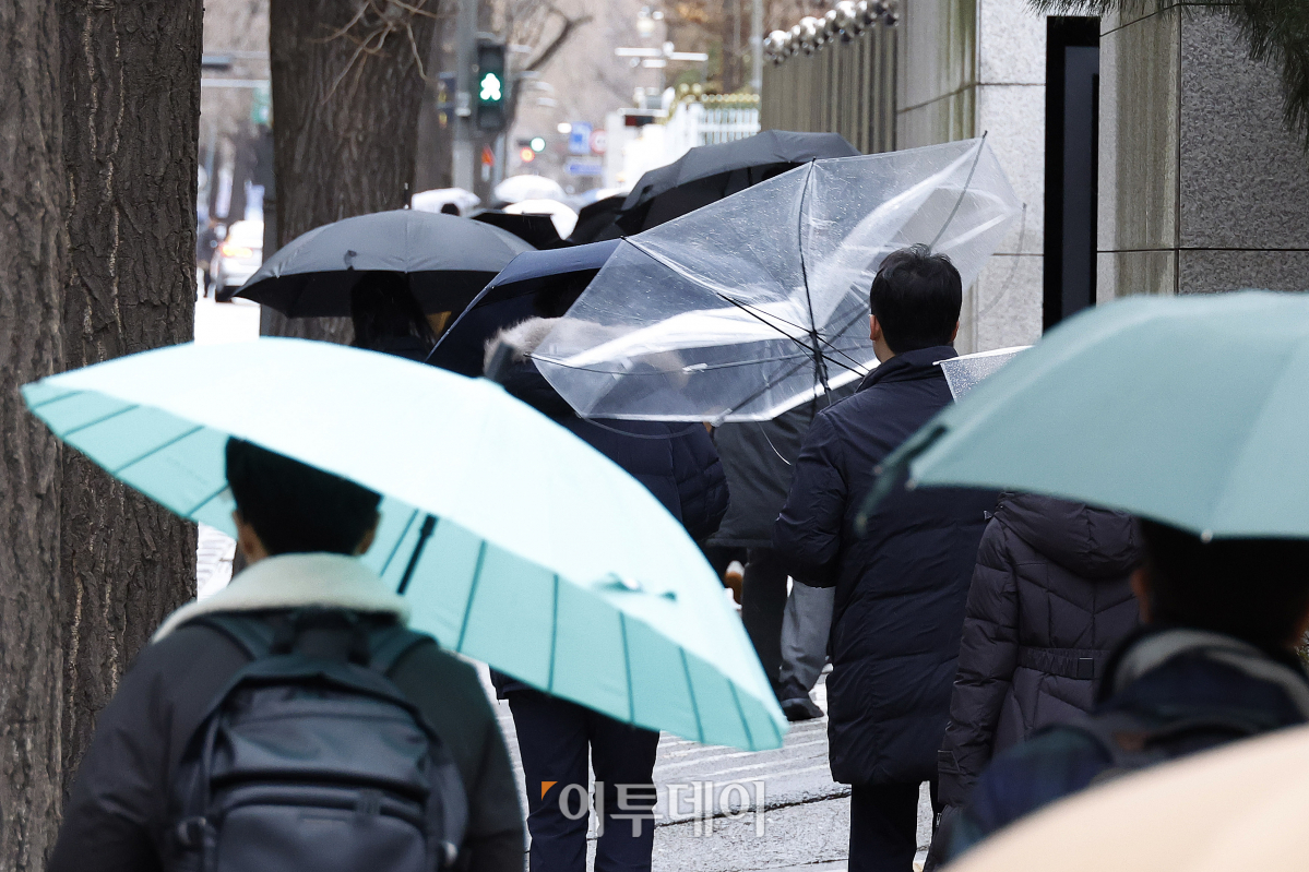 ▲전국 대부분 지역에 비가 내린 11일 오전 서울 종로구 경복궁역 일대에서 한 시민이 손에 든 우산이 바람에 뒤집히고 있다. 이날 기상청에 따르면 전국에 비가 내리다가 내일 오전에 대부분 그치겠으나, 강원영동과 전남권, 경남은 오후까지, 제주도는 저녁까지 이어질 것으로 보인다. 비와 함께 전국 대부분 지역에서 바람도 강하게 불며 순간 풍속 초속 15m 이상, 해안가와 제주도는 초속 20m 이상의 돌풍이 예상된다. 조현호 기자 hyunho@