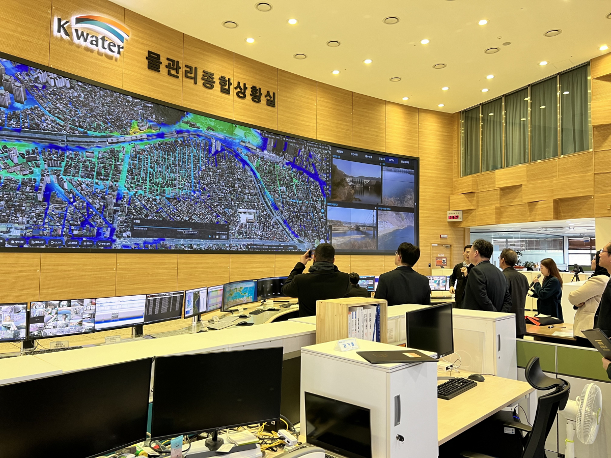 ▲압둘라지즈 무하렙 사우디아라비아 환경수자원농업부 차관 일행이 8일 대전 한국수자원공사 본사 물관리 종합상황실을 방문해 설명을 듣고 있다.  (사진제공=한국수자원공사)