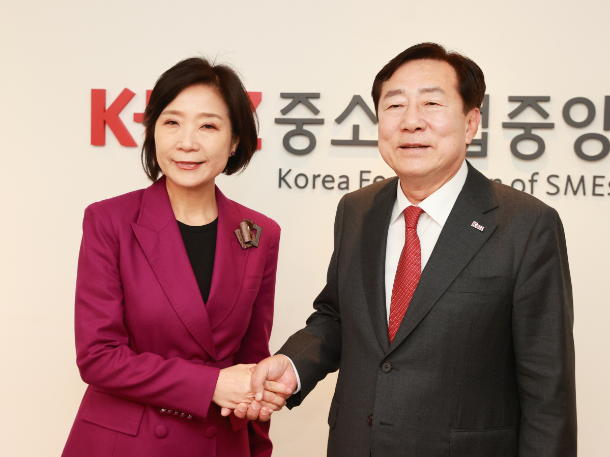 ▲ 오영주 중소벤처기업부 장관 후보자(왼쪽)가 11일 서울 여의도 중소기업중앙회를 방문해 김기문 중소기업중앙회장을 만나 인사를 나누고 있다. (사진제공=중소벤처기업)