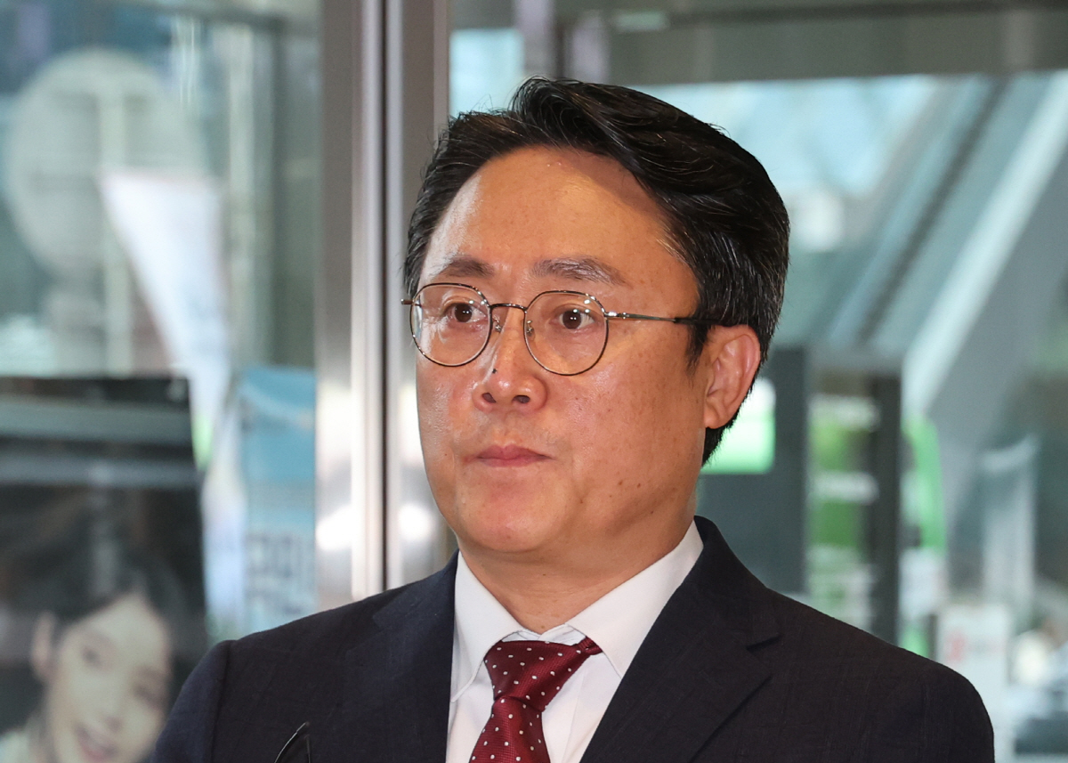 ▲강도형 해양수산부 장관 후보자가 11일 오전 서울 마포구 인사청문회 준비 사무실로 출근하며 취재진의 질문을 듣고 생각에 잠겨 있다. (뉴시스)
