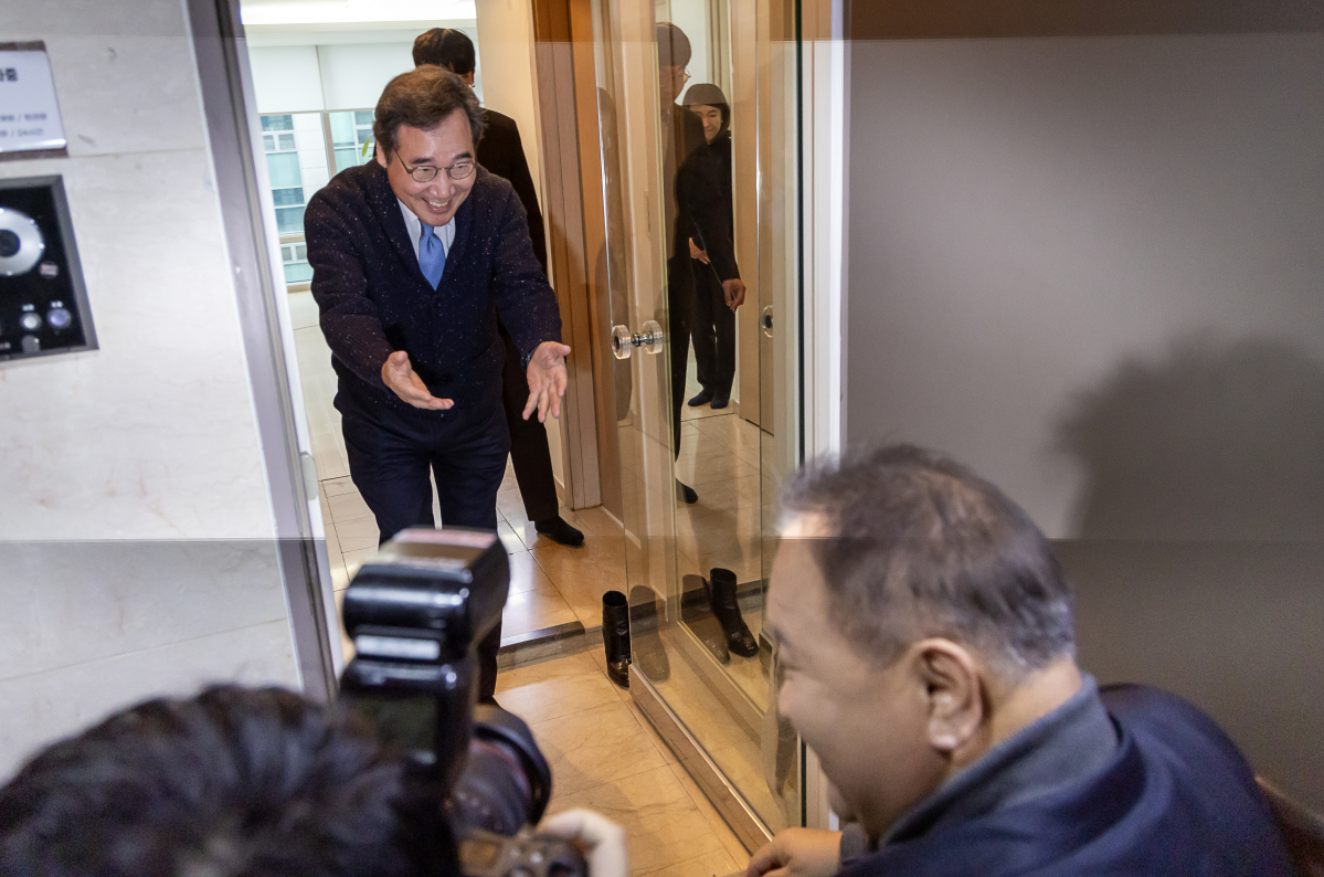 ▲<YONHAP PHOTO-4168> 이상민 의원 배웅하는 이낙연 전 대표    (서울=연합뉴스) 윤동진 기자 = 더불어민주당 이낙연 전 대표가 11일 오후 서울 종로구 사무실에서 무소속 이상민 의원과 대화를 나눈 후 배웅을 하고 있다. 2023.12.11    mon@yna.co.kr/2023-12-11 15:00:09/<저작권자 ⓒ 1980-2023 ㈜연합뉴스. 무단 전재 재배포 금지.> (연합뉴스 )