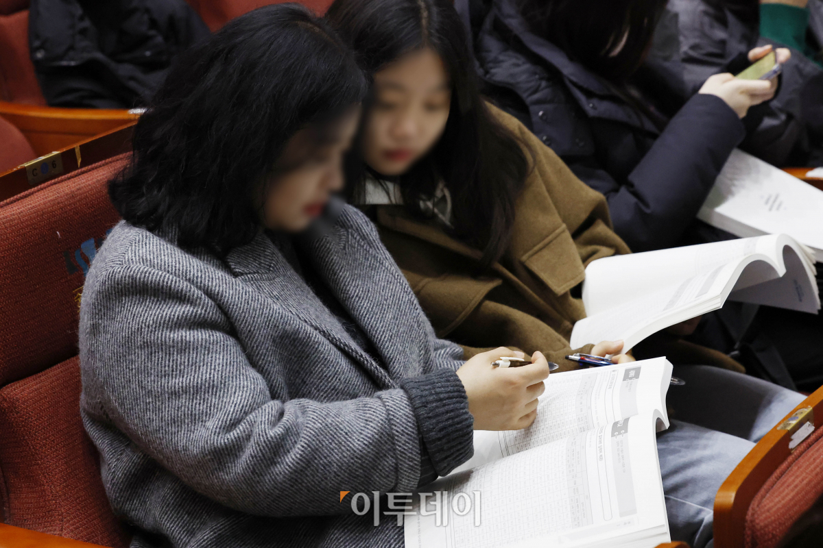 ▲11일 오후 서울 동작구 숭실대학교 한경직기념관에서 열린 2024 대입 정시모집 대비 학생·학부모 대상 대입 설명회에서 학생과 학부모들이 입시 자료집을 살펴보고 있다. 조현호 기자 hyunho@