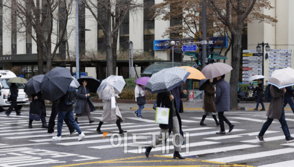 ▲전국 대부분 지역에 비가 내린 11일 오전 서울 종로구 경복궁역 일대에서 우산을 쓴 직장인들이 출근길 발걸음을 재촉하고 있다. 조현호 기자 hyunho@
