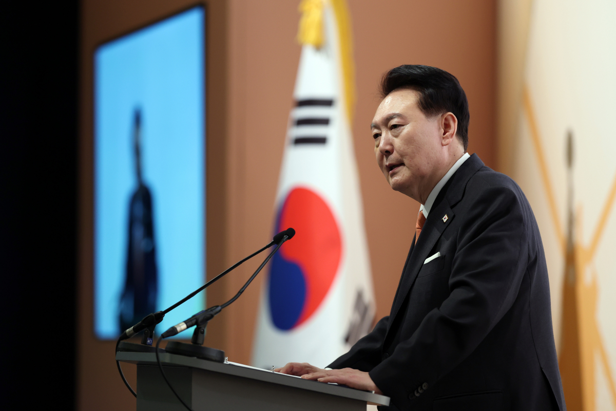 ▲네덜란드를 국빈 방문한 윤석열 대통령이 11일(현지시간) 암스테르담 한 호텔에서 열린 동포 만찬 간담회에서 격려사를 하고 있다. (연합뉴스)