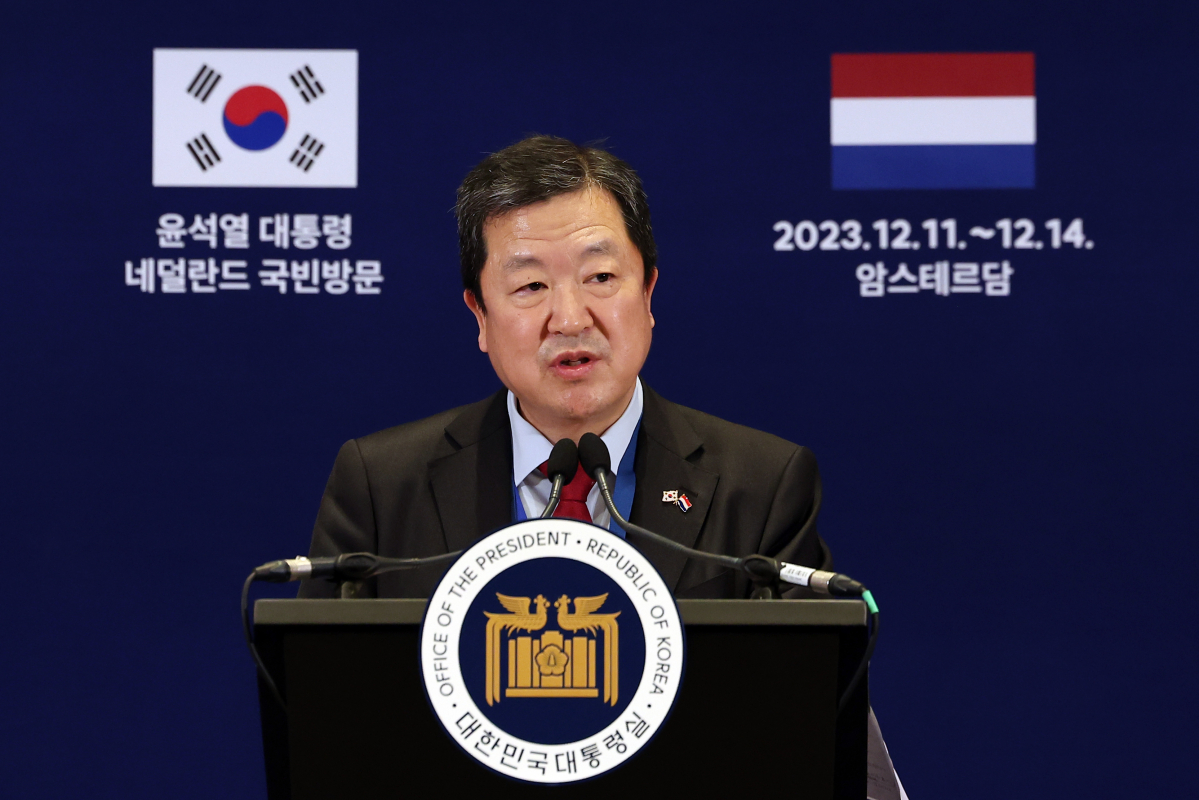 ▲박춘섭 대통령실 경제수석이 11일(현지시간) 네덜란드 암스테르담 한 호텔에 마련된 프레스센터에서 네덜란드를 국빈 방문한 윤석열 대통령의 주요 경제 일정 관련 브리핑을 하고 있다. (연합뉴스)