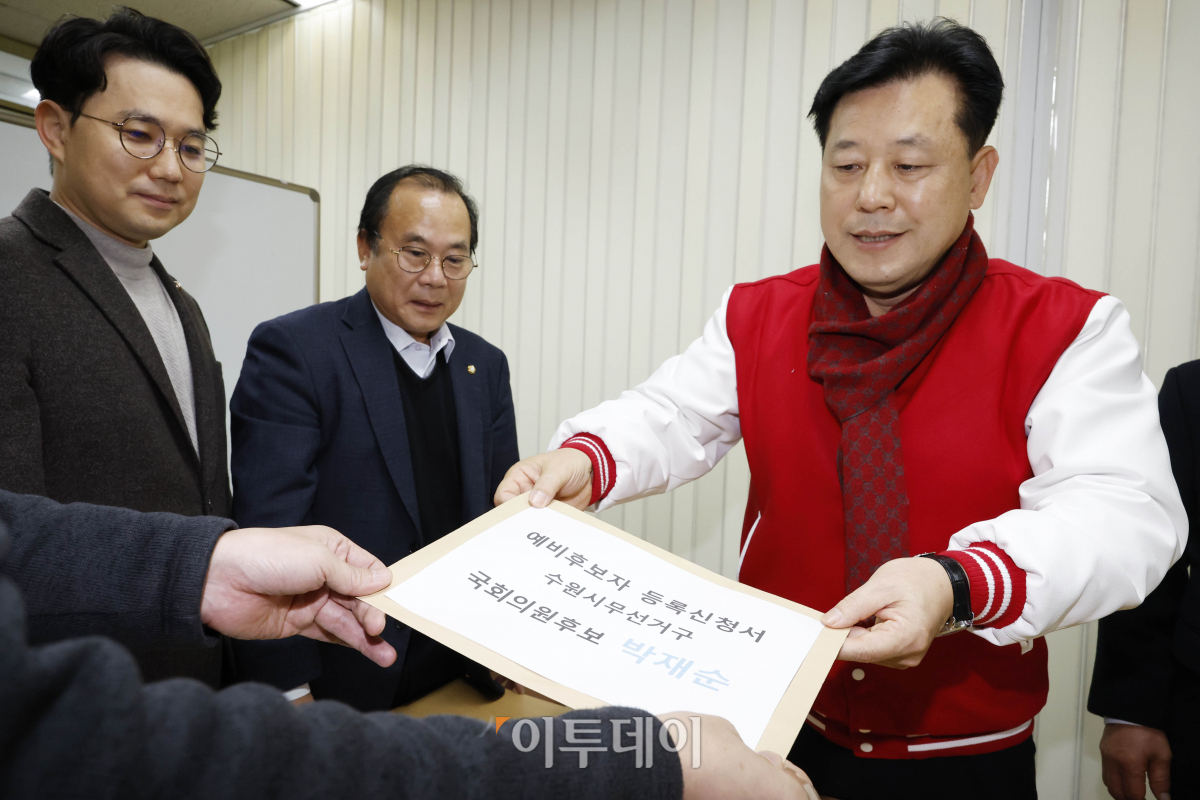 ▲제22대 국회의원선거 예비 후보자 등록이 시작된 12일 오전 경기 수원시 권선구 수원시권선구선거관리위원회에서 한 후보자가 예비 후보 등록을 하고 있다. 조현호 기자 hyunho@