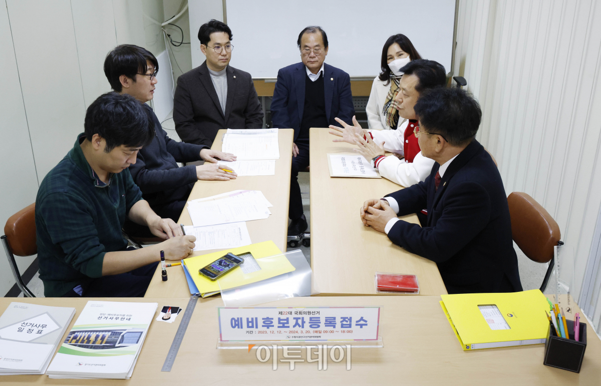 ▲제22대 국회의원선거 예비 후보자 등록이 시작된 12일 오전 경기 수원시 권선구 수원시권선구선거관리위원회에서 한 후보자가 예비 후보 등록을 하고 있다. 조현호 기자 hyunho@