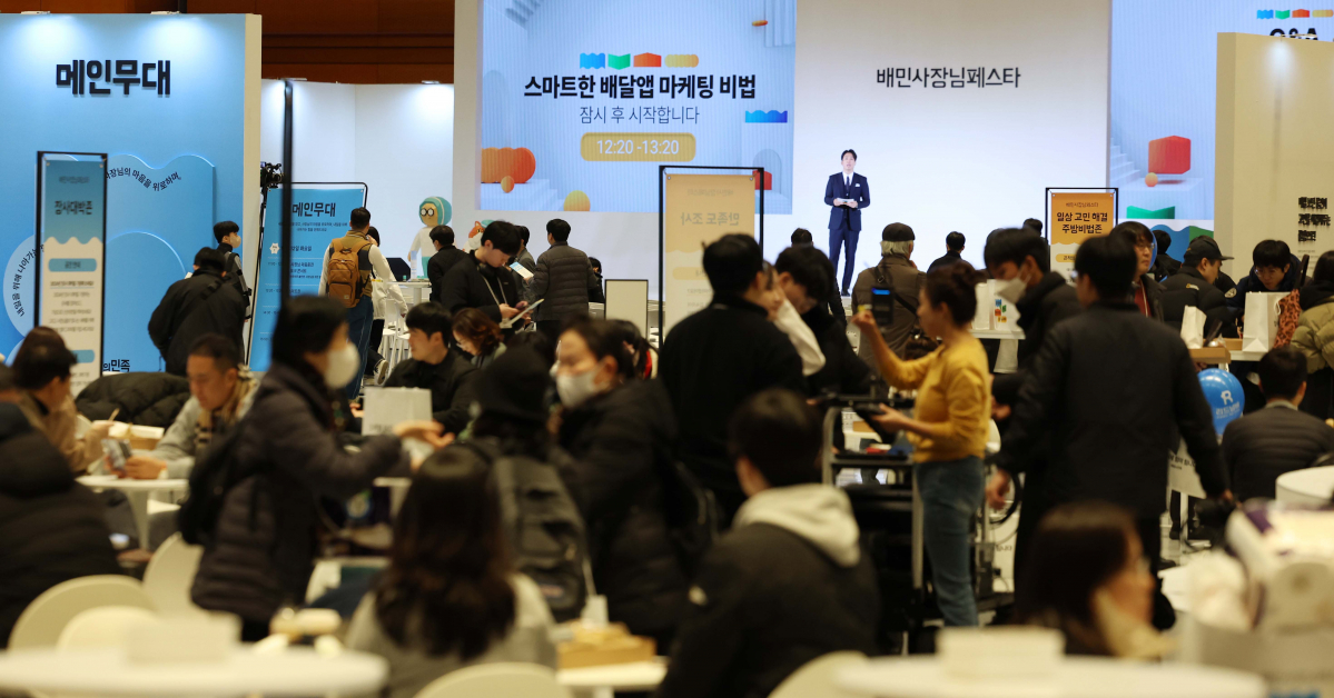 ▲12일 서울 강남구 코엑스에서 열린 배민사장님페스타 행사장이 참관객으로 붐비고 있다. 배민사장님페스타는 배달의민족이 보유한 배달, 상권, 주문 등의 데이터 기반 통계 정보와 외식업 전문가 강연, 성공한 외식업자들의 노하우를 한 자리에서 즐기면서 배울 수 있는 행사로 올해 처음 진행됐다. 신태현 기자 holjjak@