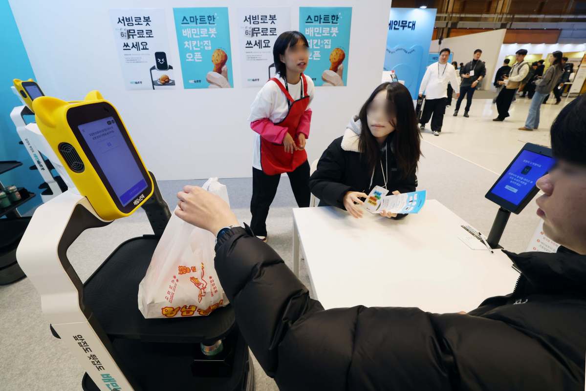 ▲12일 서울 강남구 코엑스에서 열린 배민사장님페스타에서 배민로봇이 치맥을 서빙하고 있다. 배민사장님페스타는 배달의민족이 보유한 배달, 상권, 주문 등의 데이터 기반 통계 정보와 외식업 전문가 강연, 성공한 외식업자들의 노하우를 한 자리에서 즐기면서 배울 수 있는 행사로 올해 처음 진행됐다. 신태현 기자 holjjak@