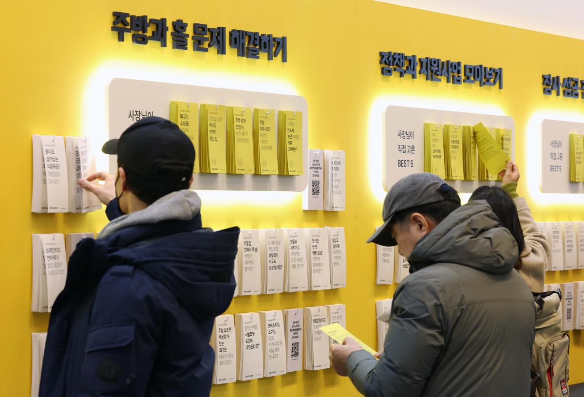 ▲12일 서울 강남구 코엑스에서 열린 배민사장님페스타에서 외식업자들이 행사장을 둘러보고 있다. 배민사장님페스타는 배달의민족이 보유한 배달, 상권, 주문 등의 데이터 기반 통계 정보와 외식업 전문가 강연, 성공한 외식업자들의 노하우를 한 자리에서 즐기면서 배울 수 있는 행사로 올해 처음 진행됐다. 신태현 기자 holjjak@