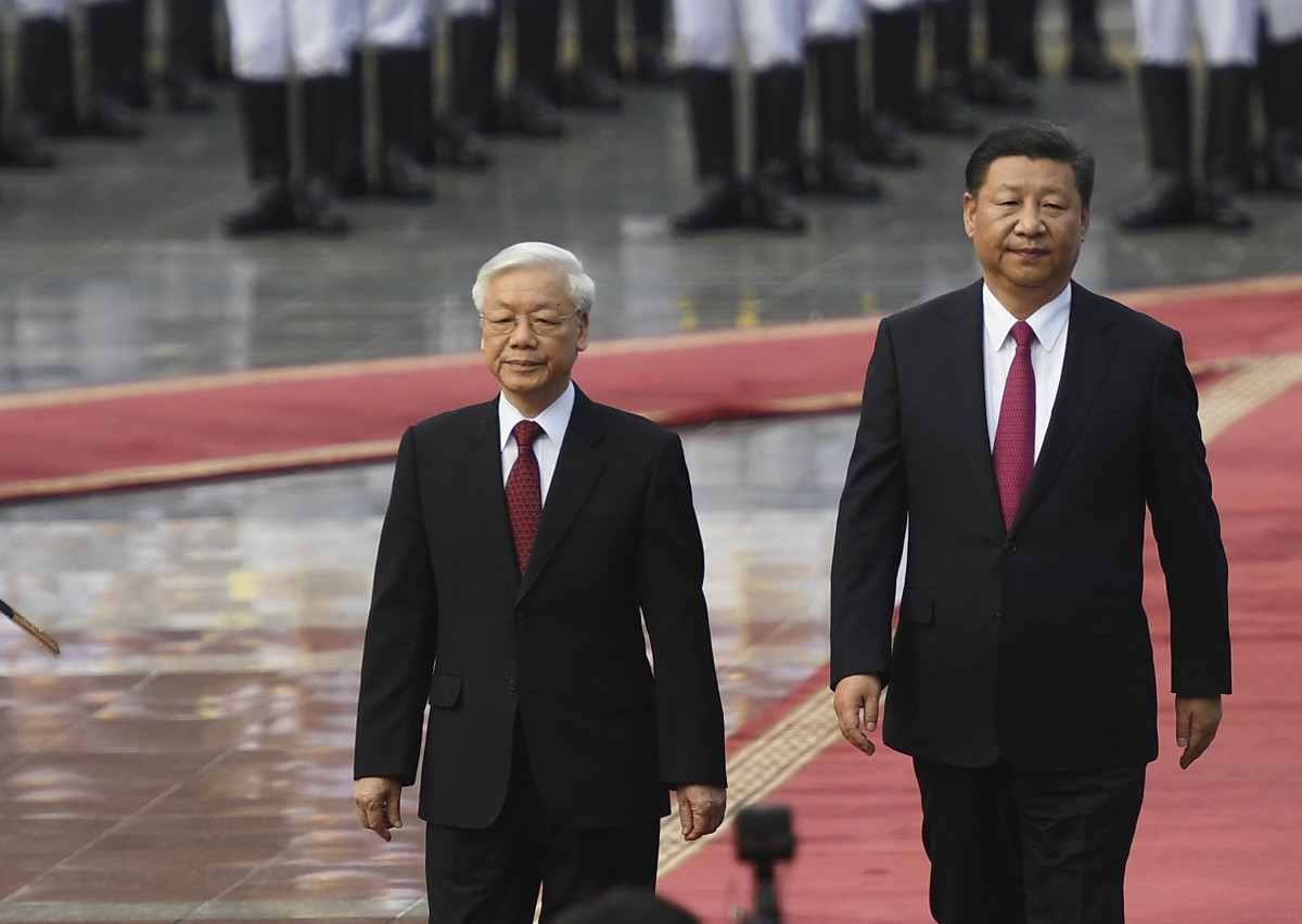 ▲시진핑 중국 국가 주석이 6년 만에 베트남을 국빈방문한다. 사진은 2017년 시 주석과 나란히 사열 중인 응우옌 푸 쫑(왼쪽) 베트남 공산당 서기장의 모습. EPA연합뉴스