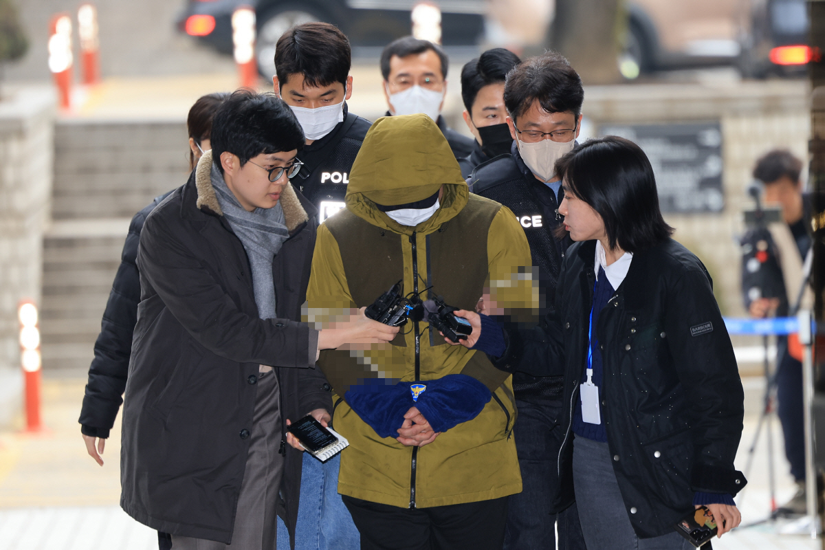 ▲아내를 둔기로 때려 살해한 혐의(살인)를 받는 대형 로펌 출신 미국 변호사 A씨가 6일 오후 서초구 서울중앙지방법원에서 열린 구속 전 피의자 심문(영장실질심사)에 출석하고 있다.(출처=연합뉴스)