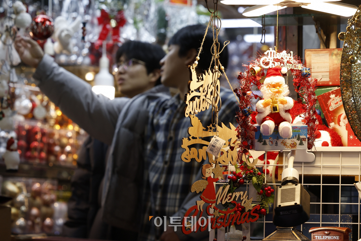 ▲크리스마스를 열흘여 앞둔 12일 서울 중구 남대문시장에서 시민들이 크리스마스 용품을 살펴보고 있다. 조현호 기자 hyunho@