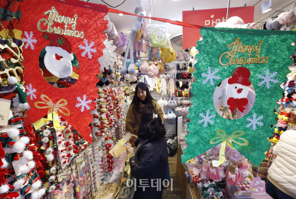 ▲크리스마스를 열흘여 앞둔 12일 서울 중구 남대문시장에서 시민들이 크리스마스 용품을 살펴보고 있다. 조현호 기자 hyunho@