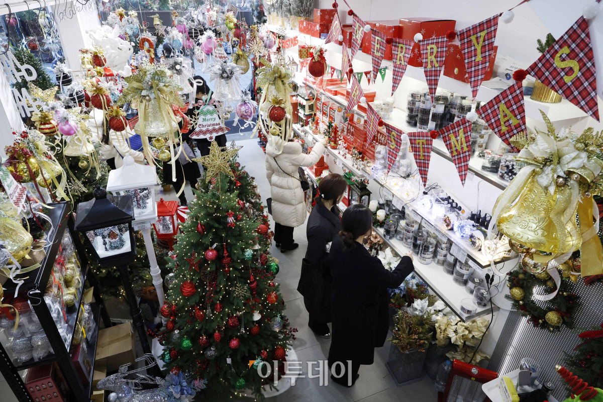 ▲크리스마스를 열흘여 앞둔 12일 서울 중구 남대문시장에서 시민들이 크리스마스 용품을 살펴보고 있다. 조현호 기자 hyunho@
