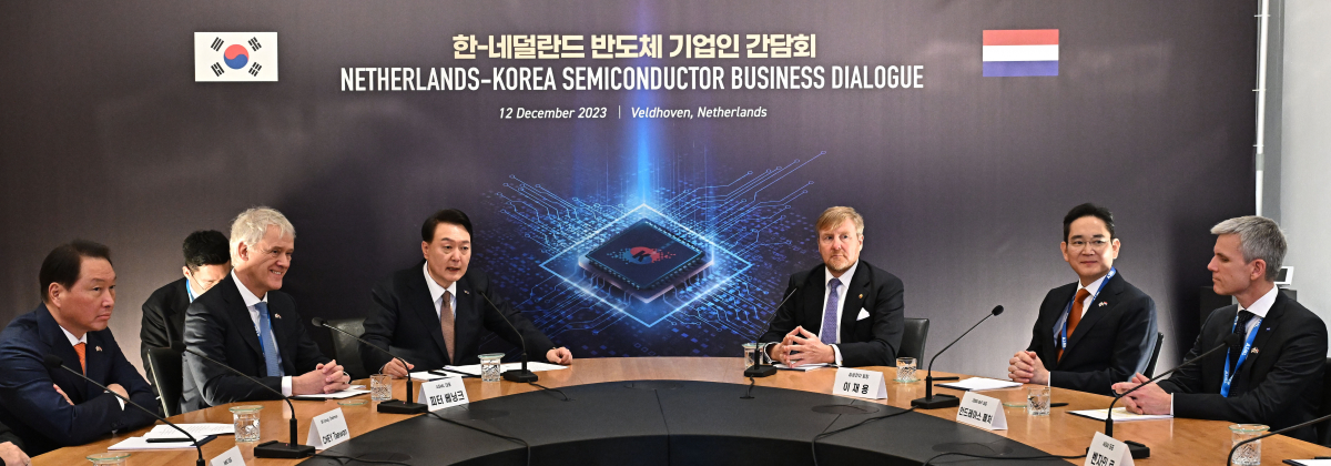 ▲지난해 12월 12일(현지시간) 네덜란드를 국빈 방문한 윤석열 대통령이 벨트호벤 소재 ASML 본사에서 열린 한-네덜란드 반도체 기업인 간담회에서 발언하고 있다. 왼쪽부터 뤼크 반 덴 호버 IMEC 대표, 최태원 SK그룹 회장, 피터 베닝크 ASML 최고경영자(CEO), 윤 대통령, 빌럼-알렉산더르 국왕, 이재용 삼성전자 회장, 안드레아스 페처 ZEISS SMT 대표.  (연합뉴스)