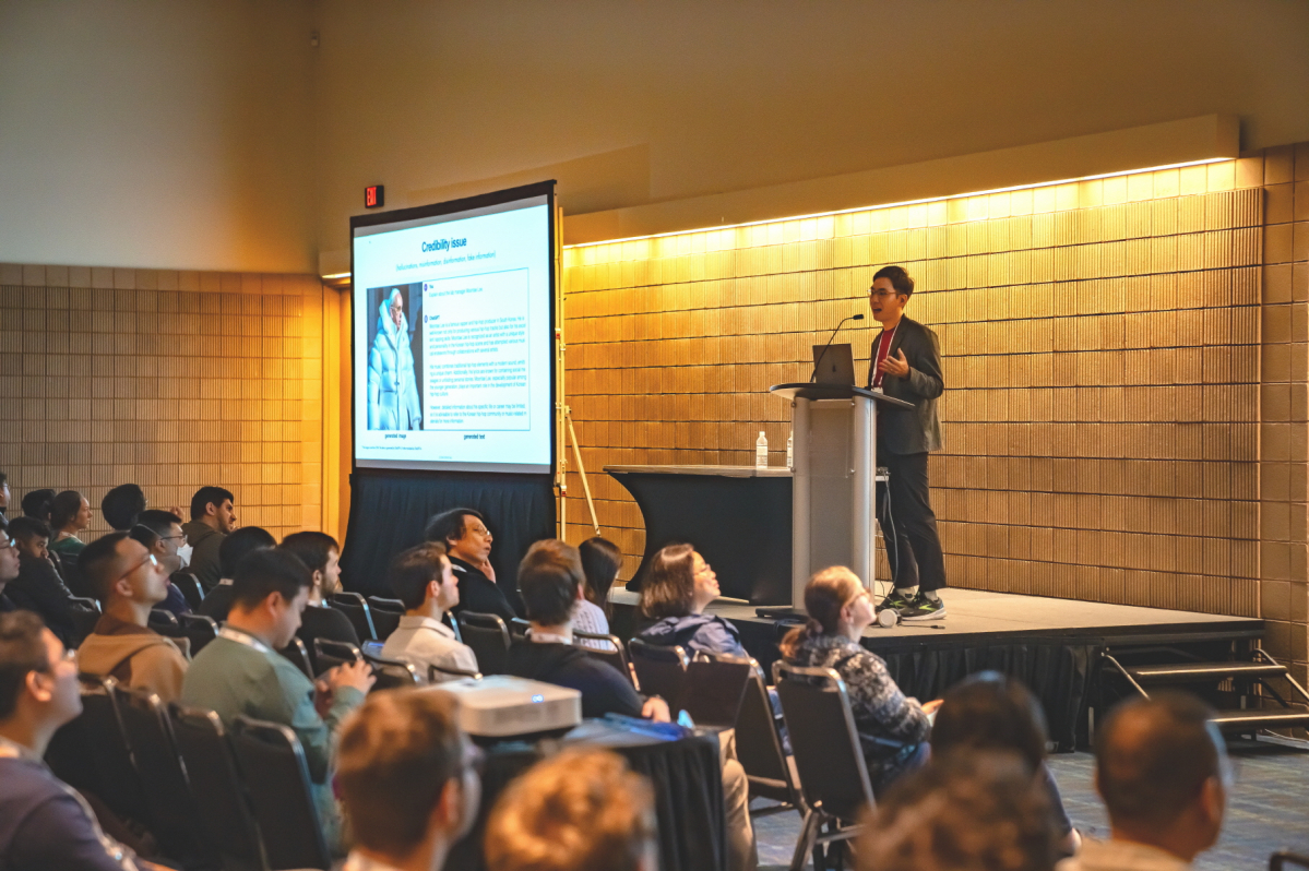 ▲이문태 어드밴스드 ML랩장이 AI 연구자들을 대상으로 LG의 생성형 AI 서비스인 엑사원 유니버스를 발표하고 있다. (자료제공=LG)