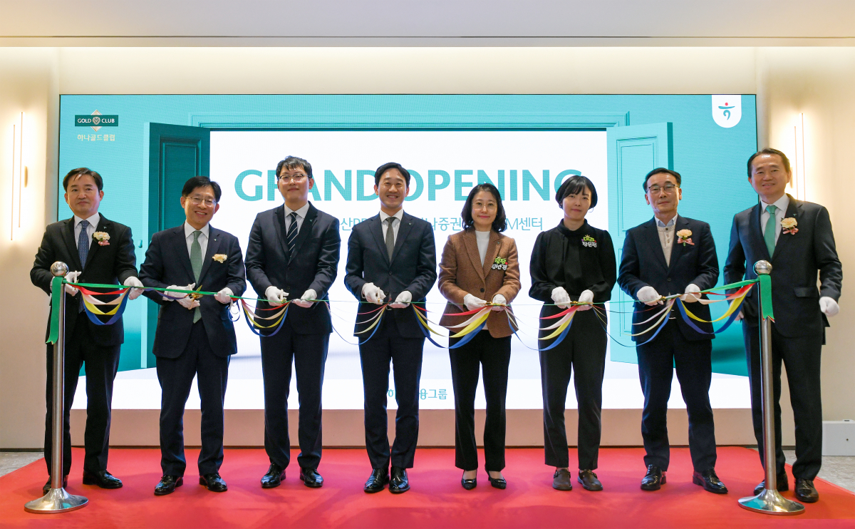 ▲강성묵 하나증권 대표이사(왼쪽 두번째), 임상수 하나증권 WM그룹장(왼쪽 첫번째), 김대현 하나증권 용산WM센터장(왼쪽 네번째), 전우홍 하나은행 중앙영업그룹 부행장(오른쪽 두번째), 김영훈 하나은행 자산관리그룹 상무(오른쪽 첫번째), 김선경 하나은행 용산PB센터지점장(오른쪽 네번째) 등이 오픈식에서 기념촬영하고 있다. (사진=하나증권)