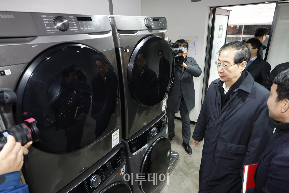 ▲한덕수 국무총리가 13일 서울 종로구 창신동 쪽방상담소를 찾아 시설을 둘러보고 있다. 조현호 기자 hyunho@