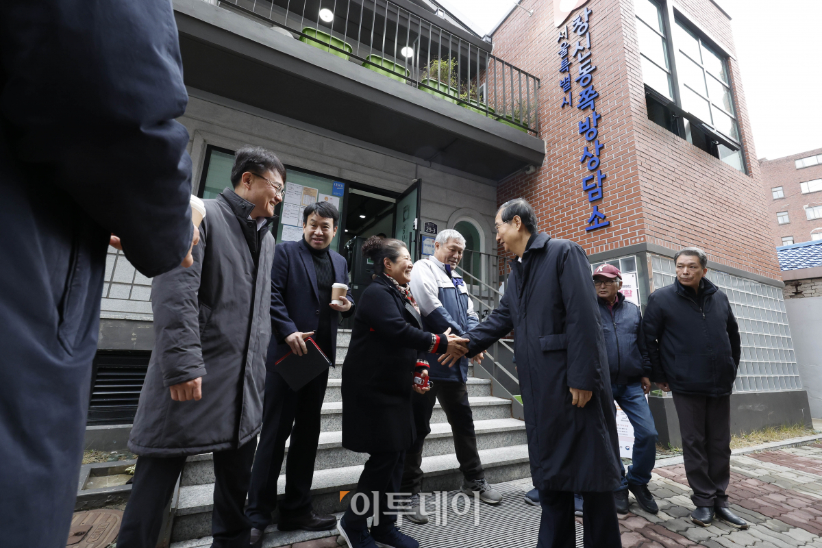 ▲한덕수 국무총리가 13일 서울 종로구 창신동 쪽방상담소를 찾아 주민들과 기념촬영 후 악수를 하고 있다. 조현호 기자 hyunho@