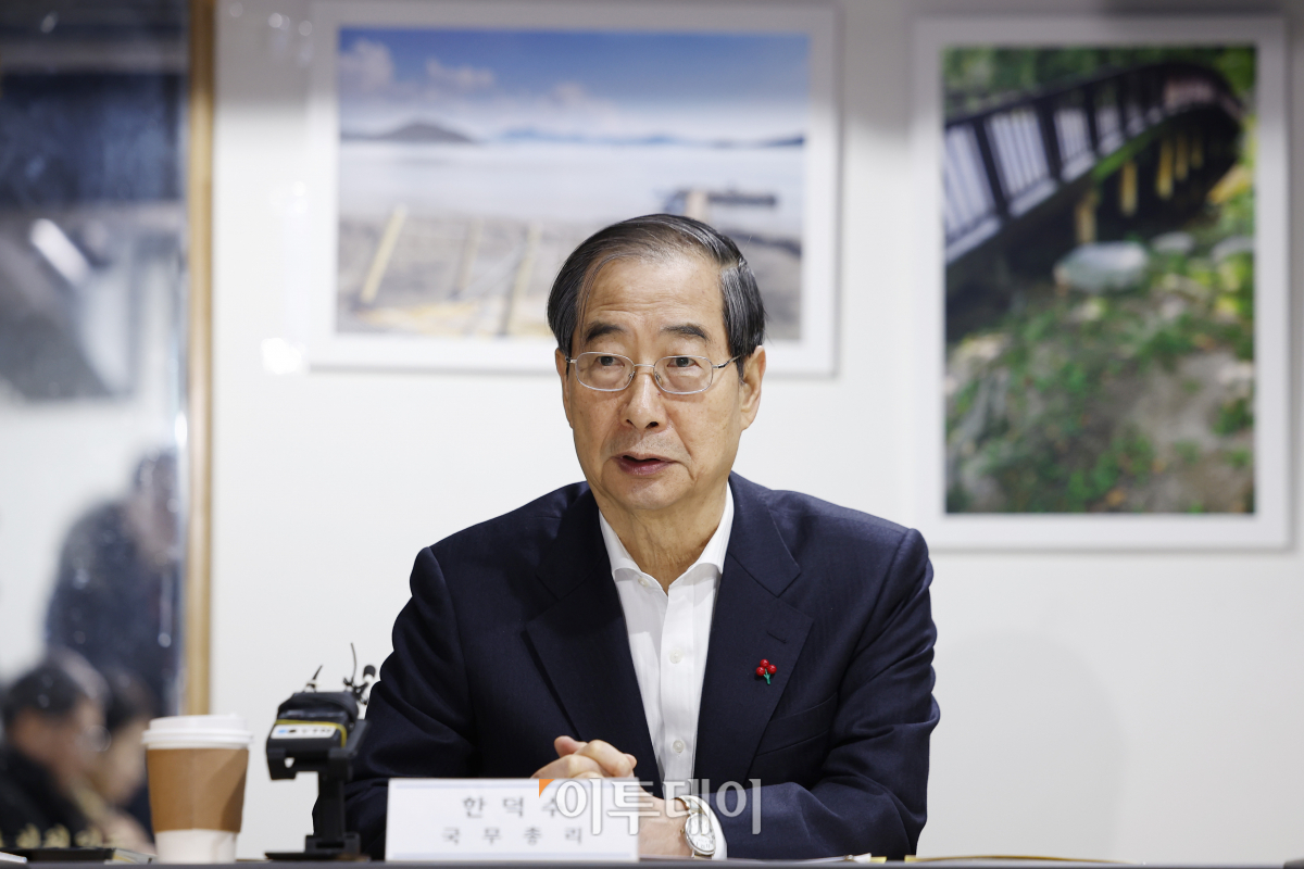 ▲한덕수 국무총리가 13일 서울 종로구 창신동 쪽방상담소를 찾아 격려의말을 하고 있다. 조현호 기자 hyunho@