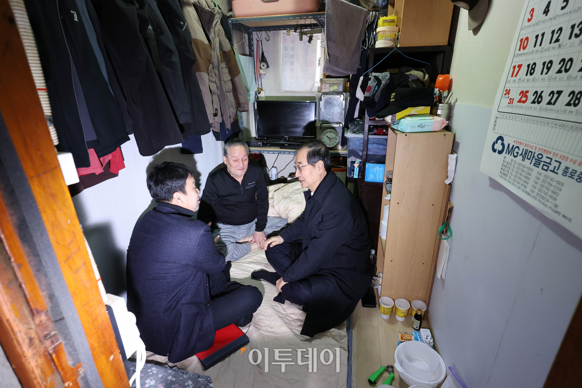 ▲한덕수 국무총리가 13일 오전 서울 종로구 창신동 쪽방촌에 홀로 거주하고 있는 김성진 씨를 방문해 위로하고 있다. 조현호 기자 hyunho@