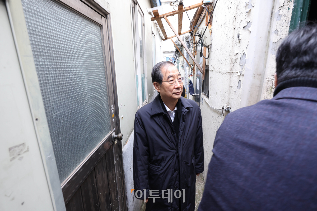 ▲한덕수 국무총리가 13일 오전 서울 종로구 창신동 쪽방촌 주민 방문을 위해 이동하고 있다. 조현호 기자 hyunho@