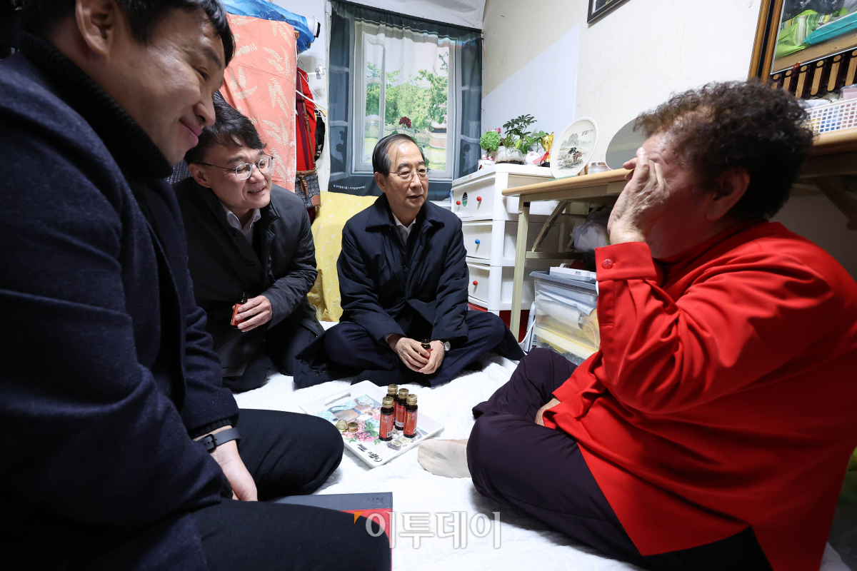 ▲한덕수 국무총리가 13일 오전 서울 종로구 창신동 쪽방촌에 홀로 거주하고 있는 이수정 씨를 방문해 위로하고 있다. 조현호 기자 hyunho@