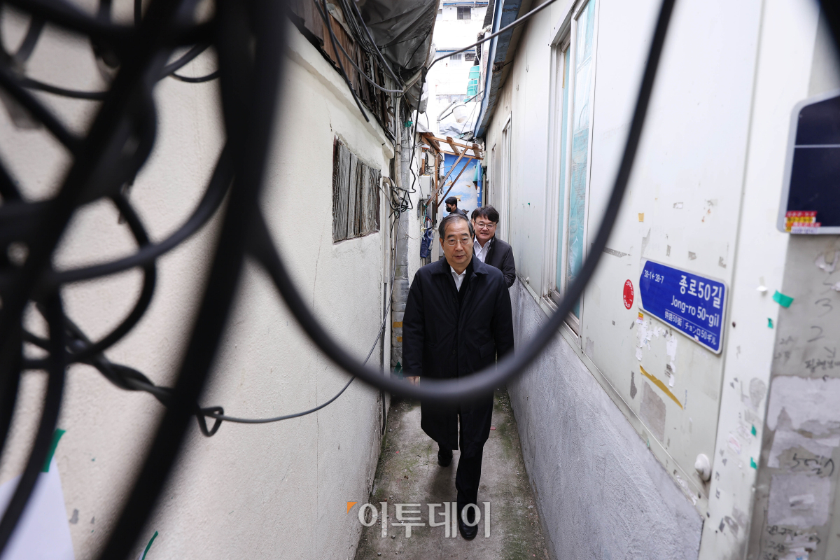 ▲한덕수 국무총리가 13일 오전 서울 종로구 창신동 쪽방촌 주민 방문을 위해 이동하고 있다. 조현호 기자 hyunho@