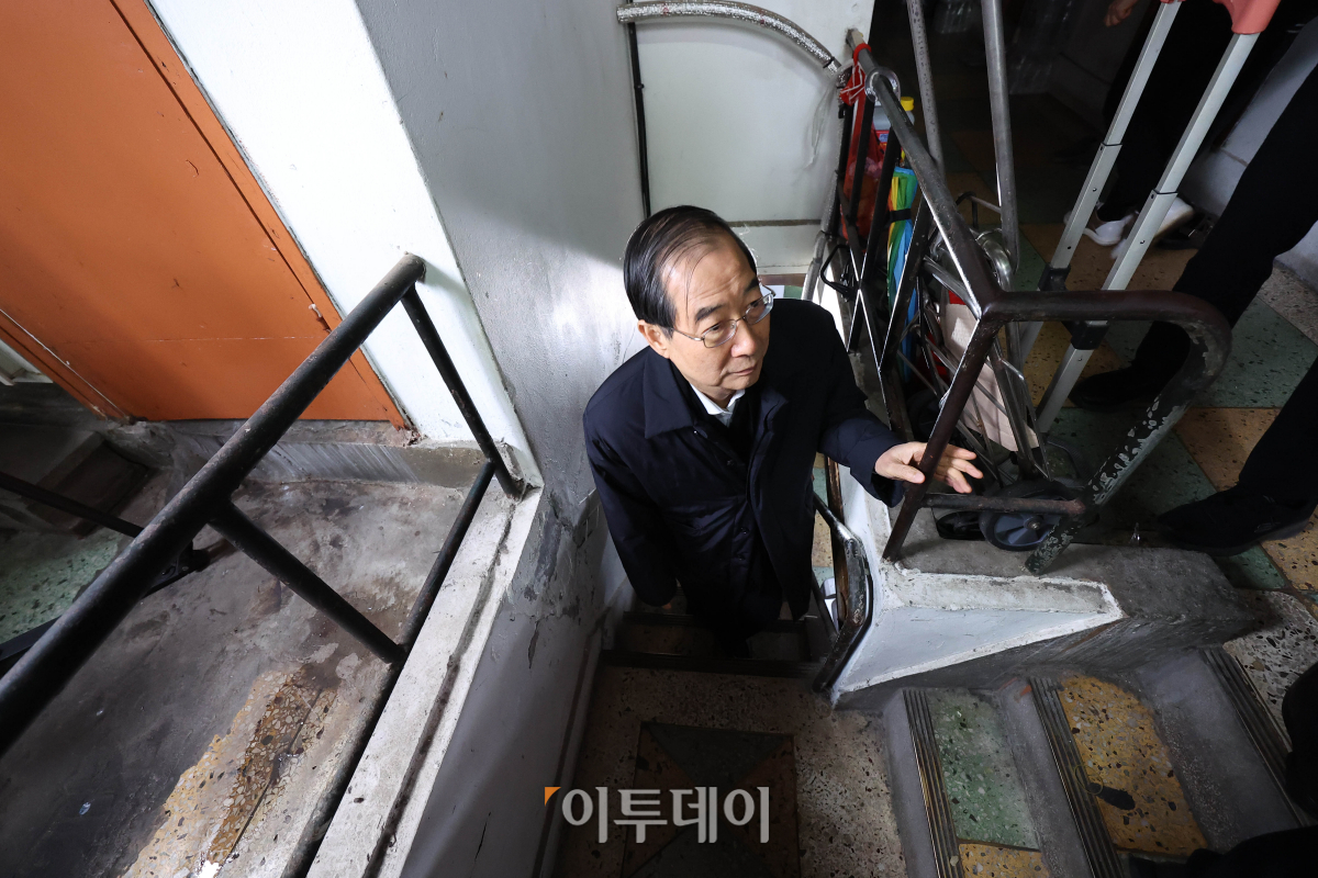 ▲한덕수 국무총리가 13일 오전 서울 종로구 창신동 쪽방촌 주민 방문을 위해 이동하고 있다. 조현호 기자 hyunho@