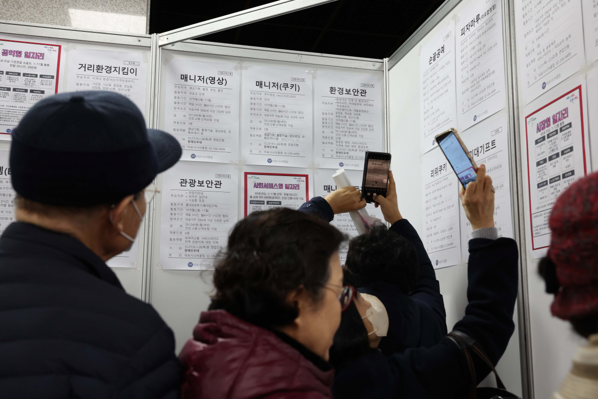 ▲13일 서울 마포구청에서 열린 ‘2024년 마포구 노인 일자리 박람회’에서 어르신들이 일자리 공고를 살펴보고 있다. 이번 행사는 어르신들의 건강하고 활기찬 노후생활과 안정적인 소득 보전을 위해 마련됐다. 마포구는 내년도 노인 일자리와 사회활동지원사업 4개 분야(공익활동형, 사회서비스형, 시장형, 취업알선형)의 55개 사업에 대해 총 3655명을 모집한다. 신태현 기자 holjjak@