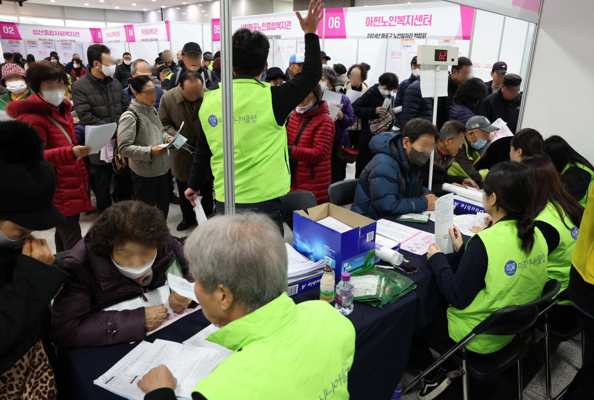 ▲13일 서울 마포구청에서 열린 ‘2024년 마포구 노인 일자리 박람회’ 행사장이 구직을 원하는 어르신들로 붐비고 있다. 이번 행사는 어르신들의 건강하고 활기찬 노후생활과 안정적인 소득 보전을 위해 마련됐다. 마포구는 내년도 노인 일자리와 사회활동지원사업 4개 분야(공익활동형, 사회서비스형, 시장형, 취업알선형)의 55개 사업에 대해 총 3655명을 모집한다. 신태현 기자 holjjak@