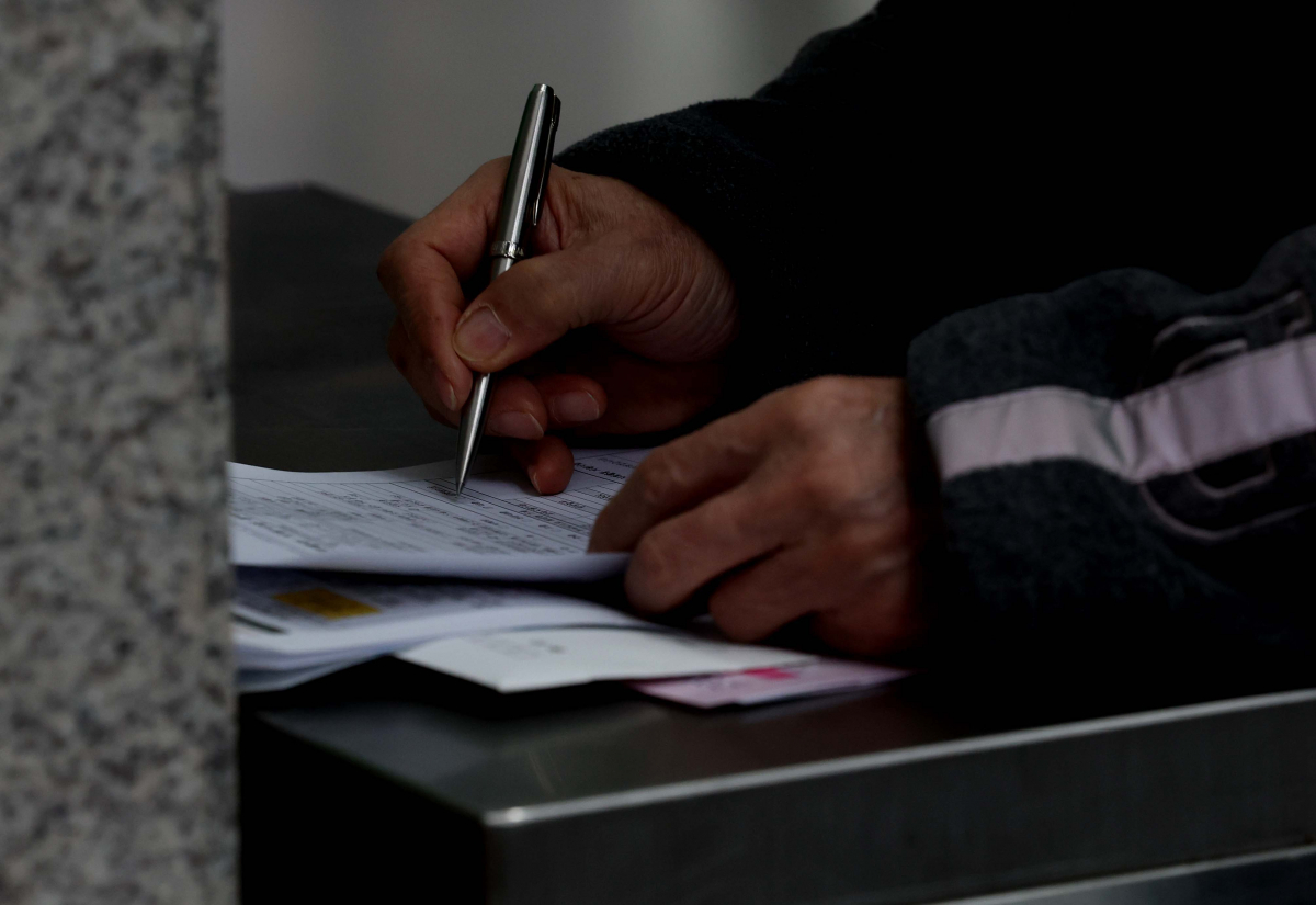 ▲13일 서울 마포구청에서 열린 ‘2024년 마포구 노인 일자리 박람회’에서 어르신들이 참여신청서를 작성하고 있다. 이번 행사는 어르신들의 건강하고 활기찬 노후생활과 안정적인 소득 보전을 위해 마련됐다. 마포구는 내년도 노인 일자리와 사회활동지원사업 4개 분야(공익활동형, 사회서비스형, 시장형, 취업알선형)의 55개 사업에 대해 총 3655명을 모집한다. 신태현 기자 holjjak@