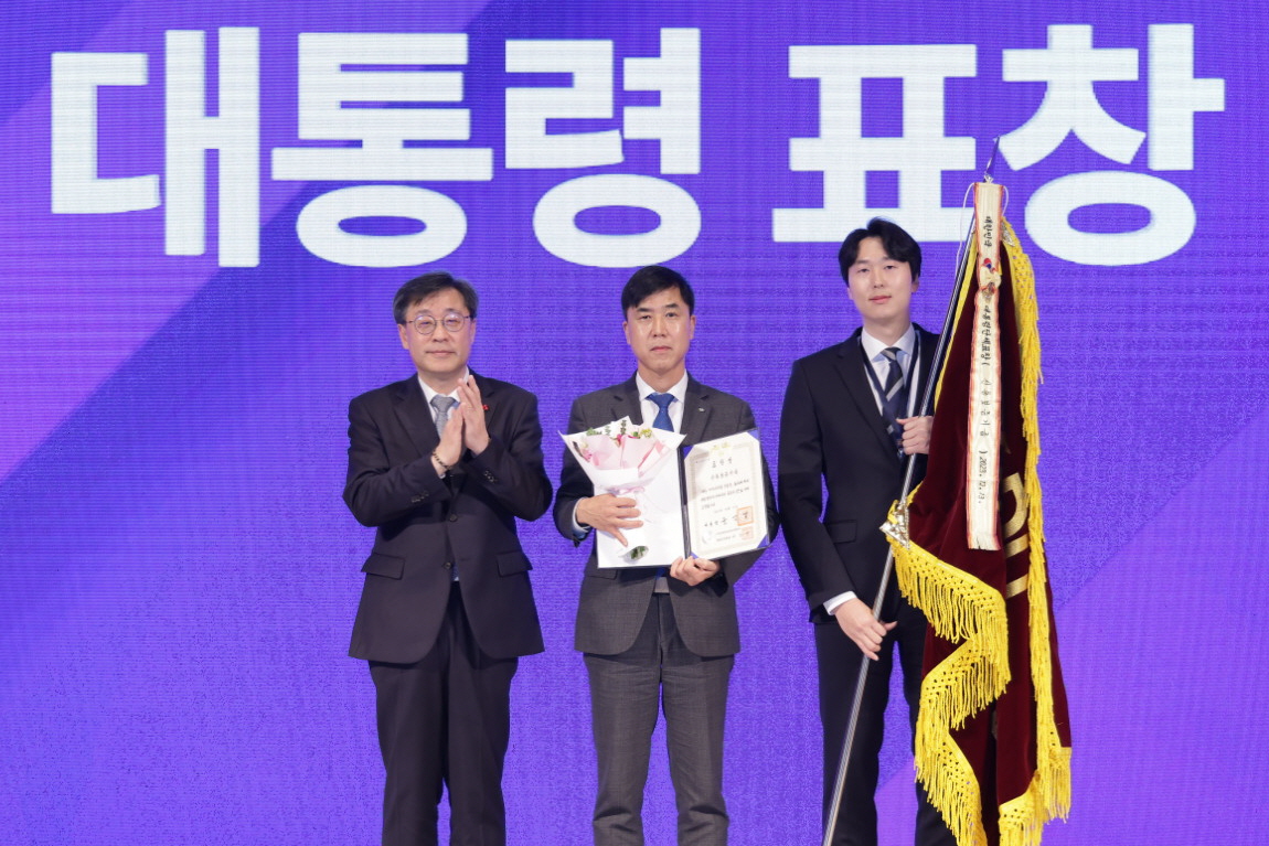 ▲13일 열린 '2023 데이터 진흥주간 시상식'에서 이주영 신용보증기금 이사(가운데)가 박윤규 과학기술정보통신부 차관(왼쪽)으로부터 대통령 표창을 받은 후 기념 촬영을 하고 있다. (사진제공=신보)