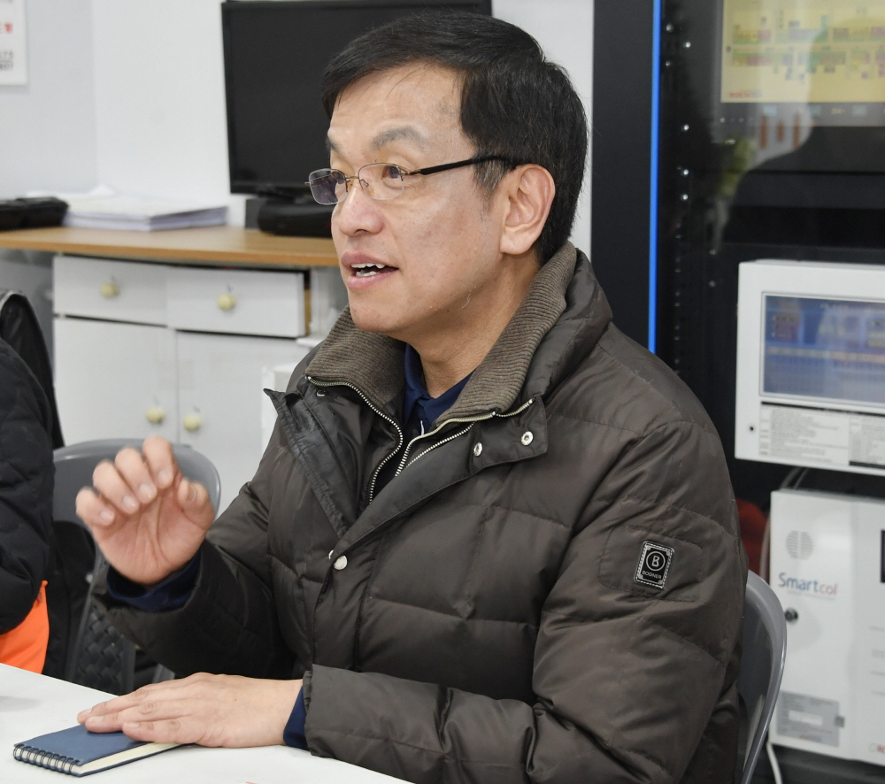 ▲최상목 경제부총리 후보자가 13일 서울 서대문구 독립문 영천시장을 방문해 시장상인의 애로사항을 청취하고 있다. (사진제공=기획재정부)