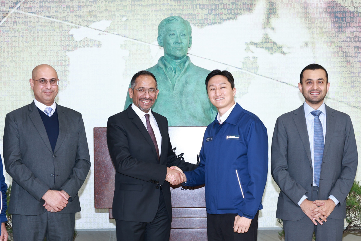 ▲정기선 HD현대 부회장이 알코라이예프 사우디 산업광물자원부 장관 일행과 울산 HD현대중공업 내 정주영 창업자 흉상 앞에서 기념 촬영을 하고 있다. (사진제공=HD현대)