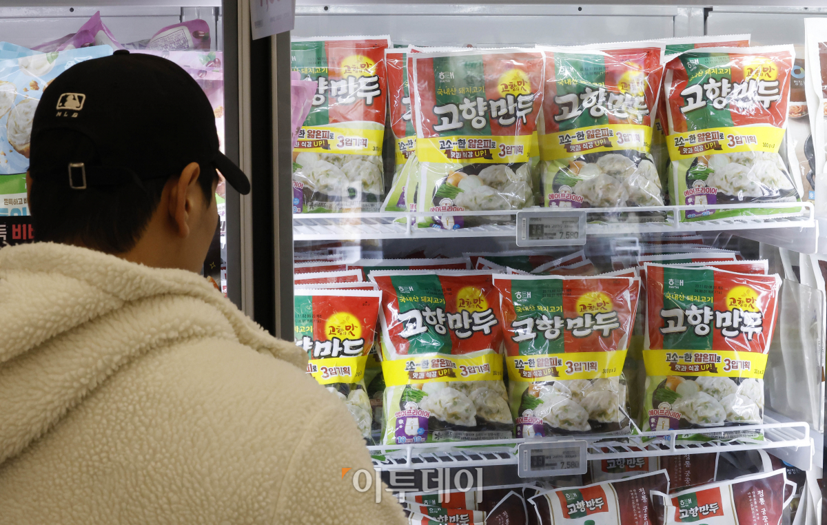 ▲최근 일부 식품 기업을 중심으로 용량 축소 등을 통한 편법 가격인상을 의미하는 '슈링크플레이션'이 나타나고 있다. 한국소비자원이 조사한 결과 최근 1년간 견과류, 맥주, 우유, 치즈 등 9개 품목의 37개 상품의 용량이 줄어든 것으로 나타났다. 13일 서울 시내의 한 대형마트에 냉동식품 등 식료품이 진열돼 있다. 조현호 기자 hyunho@