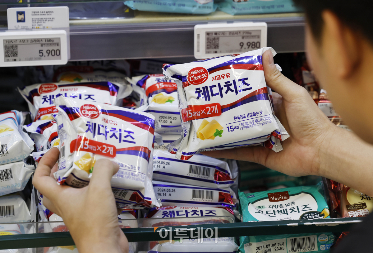 ▲최근 일부 식품 기업을 중심으로 용량 축소 등을 통한 편법 가격인상을 의미하는 '슈링크플레이션'이 나타나고 있다. 한국소비자원이 조사한 결과 최근 1년간 견과류, 맥주, 우유, 치즈 등 9개 품목의 37개 상품의 용량이 줄어든 것으로 나타났다. 13일 서울 시내의 한 대형마트에서 한 시민이 치즈 등 상품을 살펴보고 있다. 조현호 기자 hyunho@