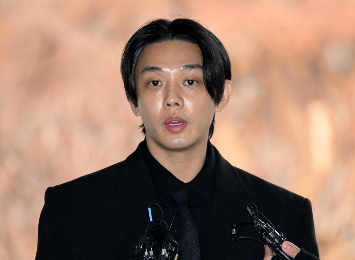 ▲마약류 관리에 관한 법률 위반(향정) 등 혐의로 기소된 배우 유아인(본명 엄홍식)이 12일 오전 서울중앙지방법원에서 열린 첫 공판에 출석하던 중 취재진 질문에 답하고 있다. (공동취재)