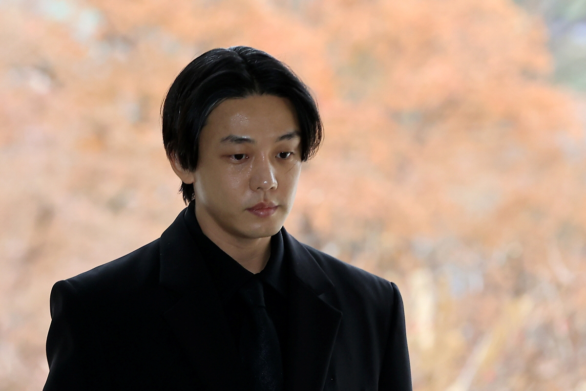 ▲마약류 관리에 관한 법률 위반(향정) 등 혐의로 기소된 배우 유아인(본명 엄홍식)이 12일 오전 서울중앙지방법원에서 열린 첫 공판에 출석하고 있다. (공동취재)