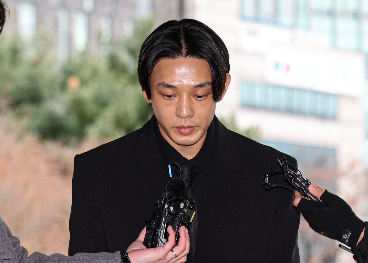 ▲마약류 관리에 관한 법률 위반(향정) 등 혐의로 기소된 배우 유아인(본명 엄홍식)이 12일 오전 서울중앙지방법원에서 열린 첫 공판에 출석하던 중 취재진 질문을 받고 있다. (공동취재)