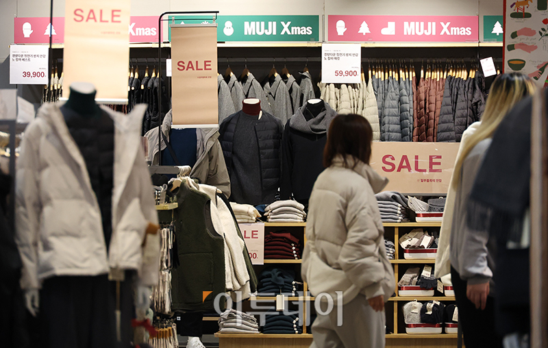 ▲13일 서울의 한 쇼핑몰에 의류가 진열돼 있다. 고이란 기자 photoeran@
