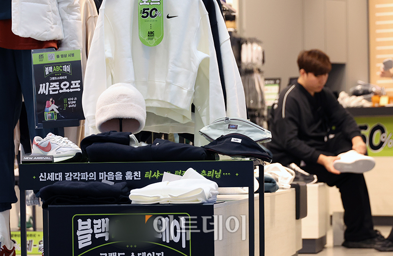 ▲13일 서울의 한 쇼핑몰에 신발이 진열돼 있다. 고이란 기자 photoeran@